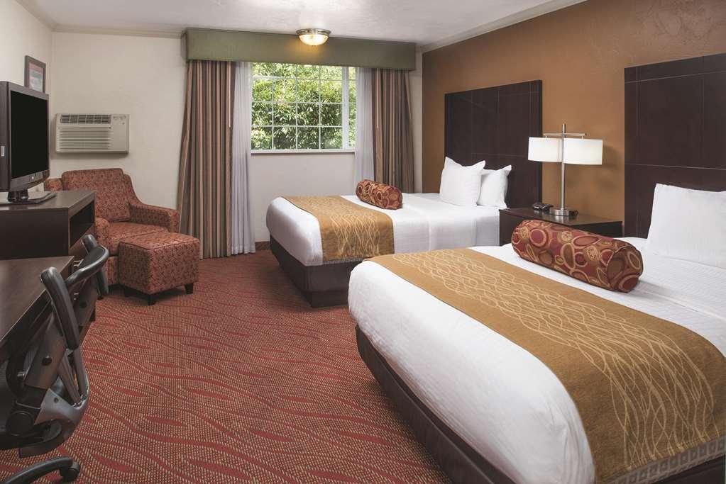 Best Western Plus Parkway Inn ウィルソンヴィル エクステリア 写真