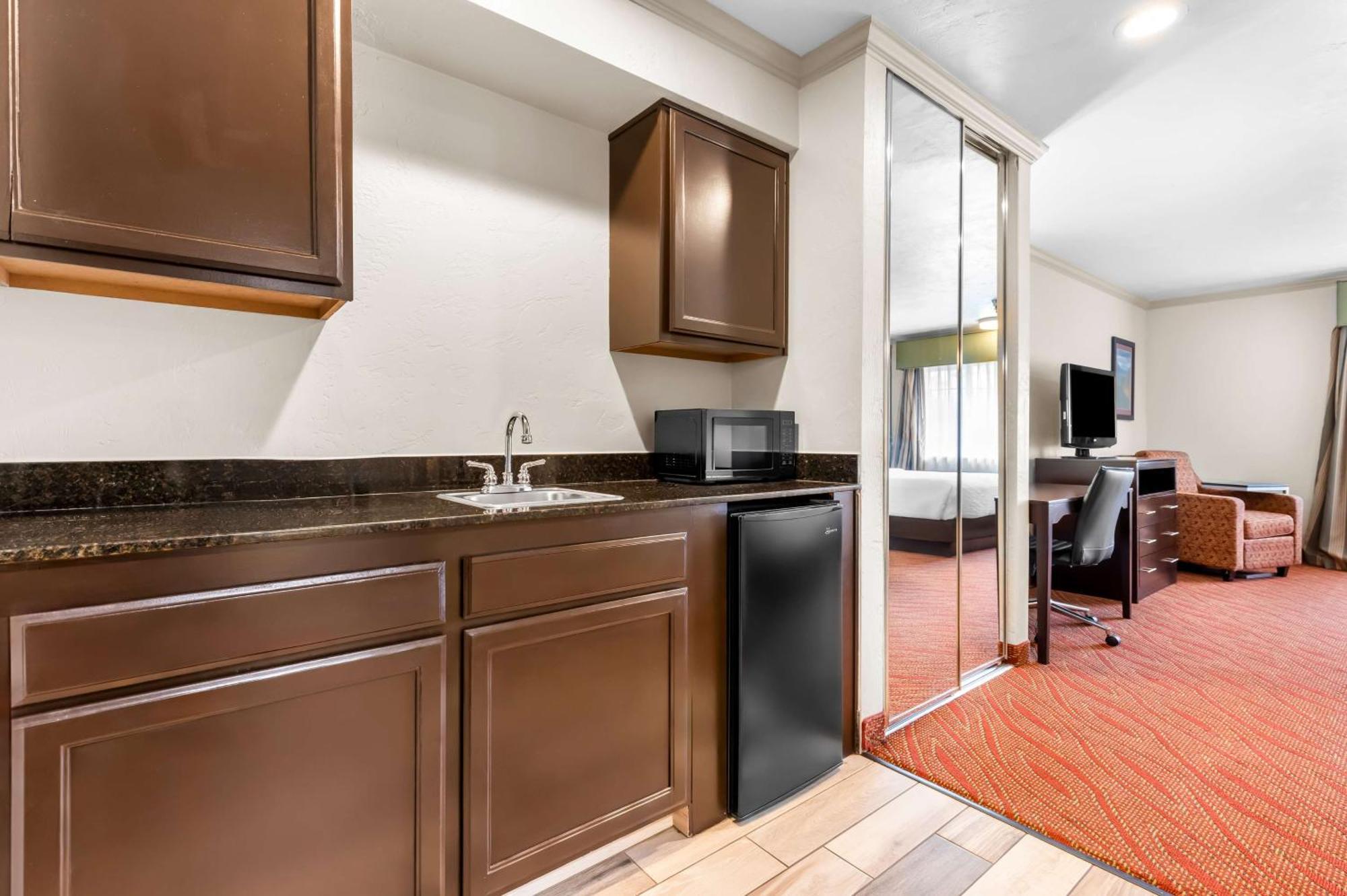 Best Western Plus Parkway Inn ウィルソンヴィル エクステリア 写真