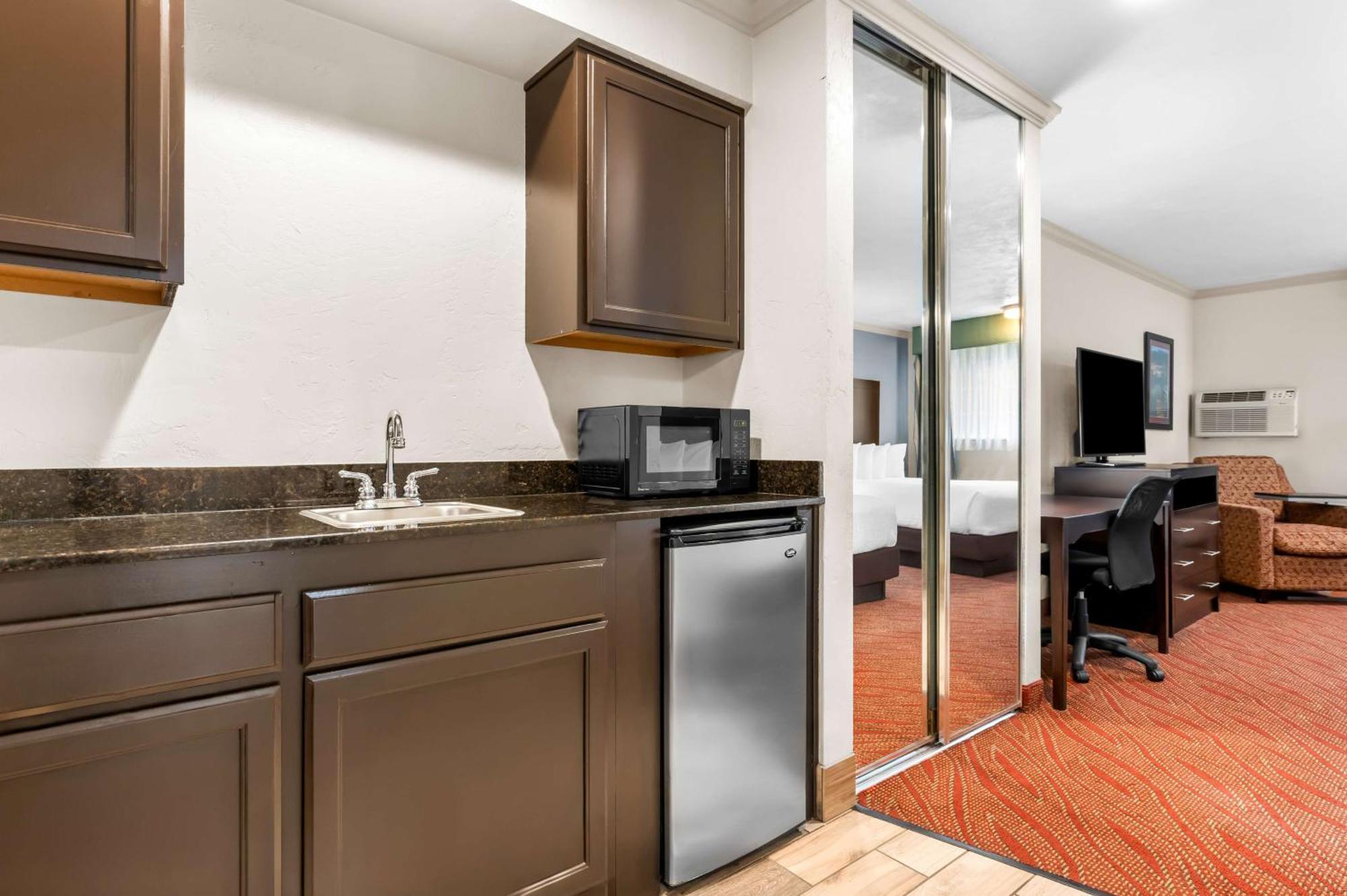 Best Western Plus Parkway Inn ウィルソンヴィル エクステリア 写真