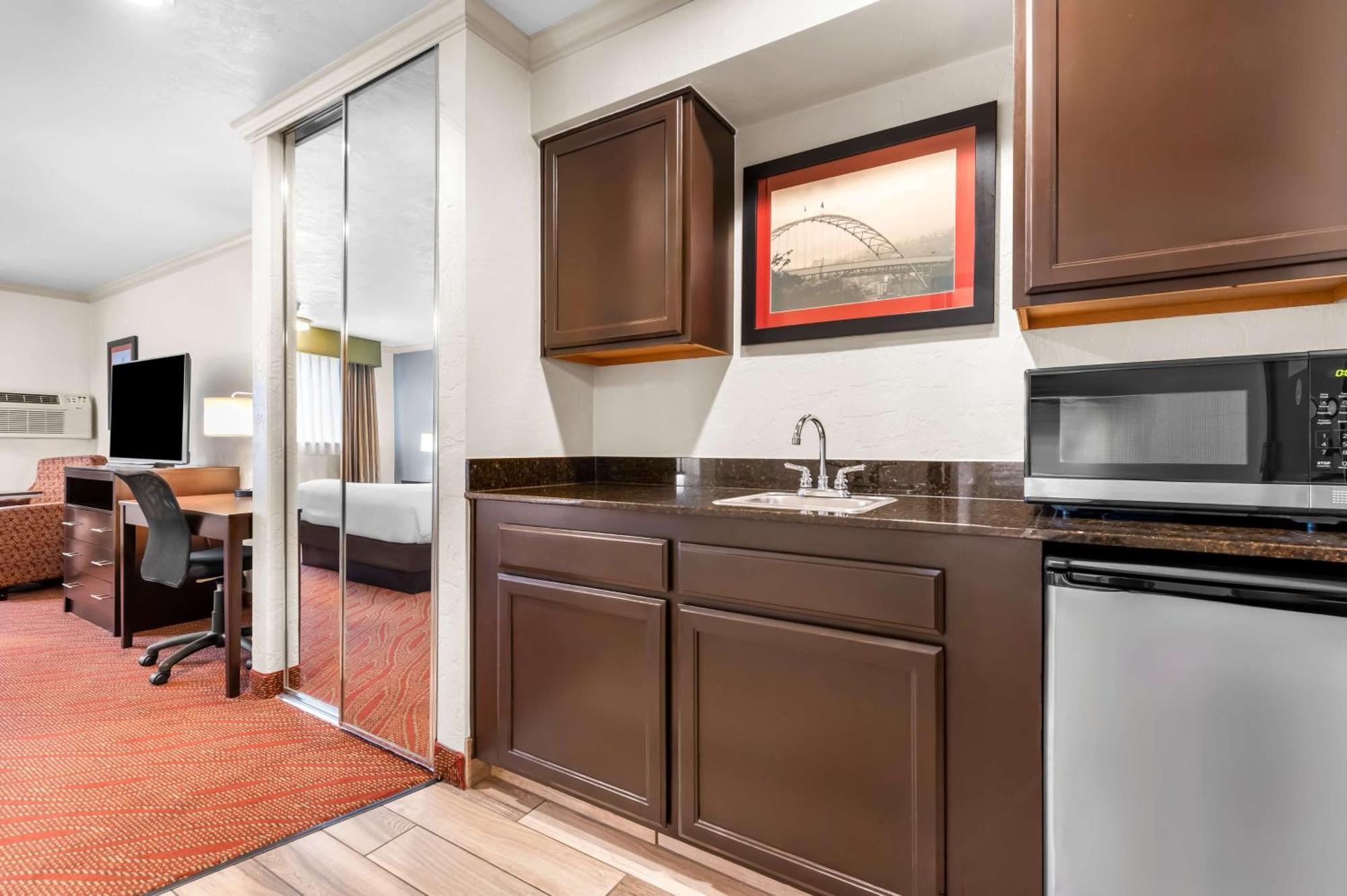 Best Western Plus Parkway Inn ウィルソンヴィル エクステリア 写真