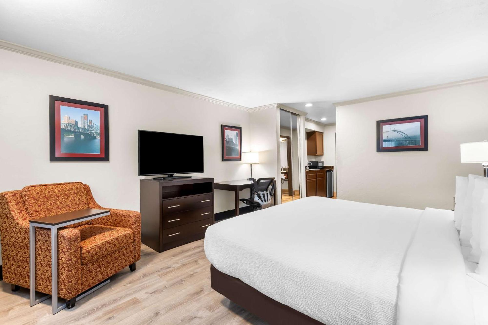 Best Western Plus Parkway Inn ウィルソンヴィル エクステリア 写真