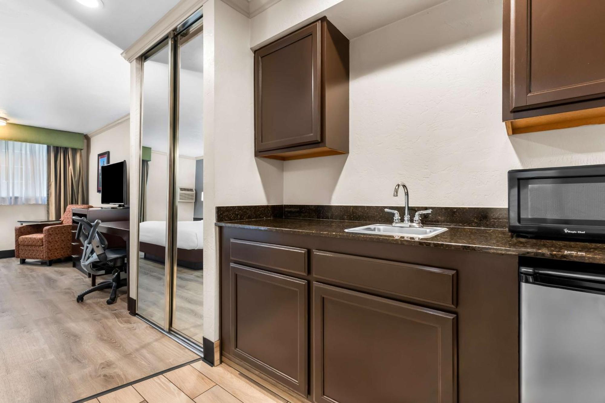 Best Western Plus Parkway Inn ウィルソンヴィル エクステリア 写真